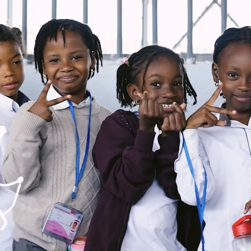 Élèves du Groupe Scolaire Kambal en classe, diversité et entraide au travail